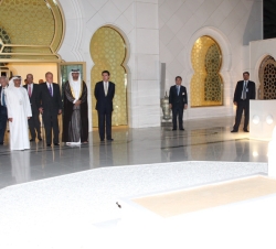 Su Maestad el Rey, en el mausoleo donde reposan los restos de Su Alteza el Jeque Zayed bin Sultán Al Nahyan, fundador de la Federación de Emiratos Ára